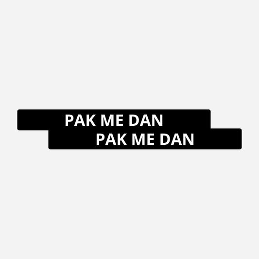 2x Pak Me Dan Kentekenhouderstickers – hoofdafbeelding van de set