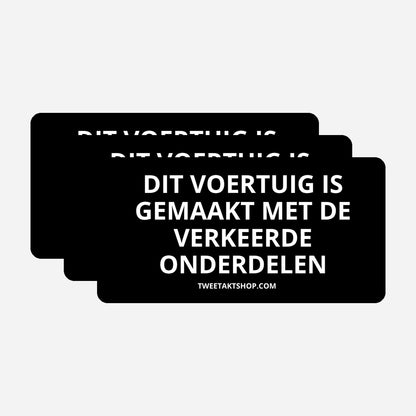 3x Dit voertuig is gemaakt met de verkeerde ONDERDELEN Bumperstickers – hoofdafbeelding van de set