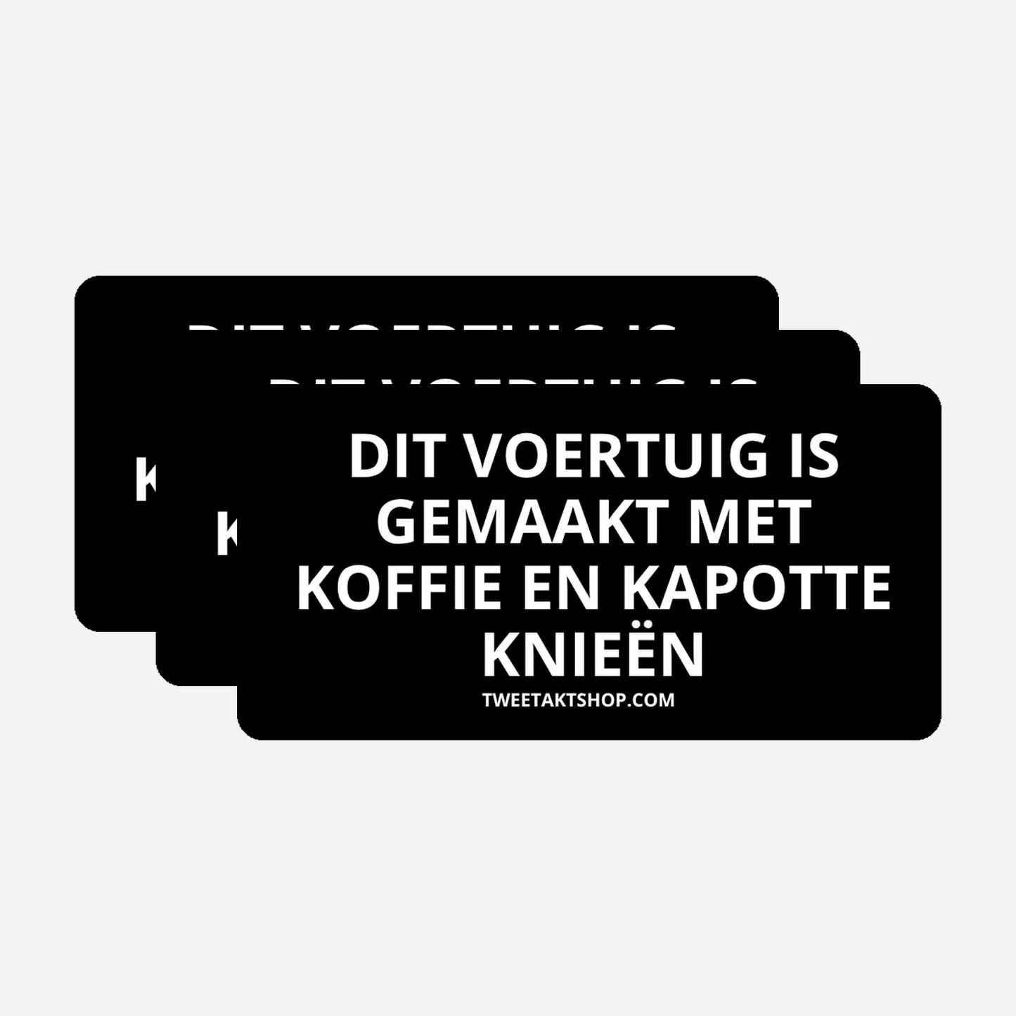 3x Dit voertuig is gemaakt met koffie en kapotte knieën Bumperstickers – hoofdafbeelding van de set