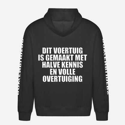 Dit Voertuig Is Gemaakt Met Halve Kennis En Volle Overtuiging Hoodie – achterkant met grote rugprint