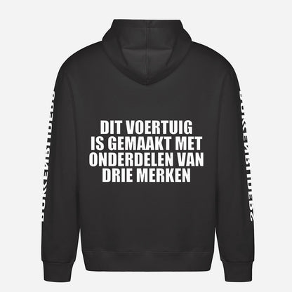 Dit Voertuig Is Gemaakt Met Onderdelen Van Drie Merken Hoodie – achterkant met grote rugprint