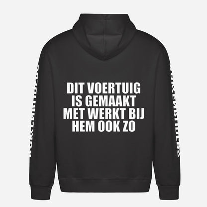 Dit Voertuig Is Gemaakt Met Werkt Bij Hem Ook Zo Hoodie – achterkant met grote rugprint
