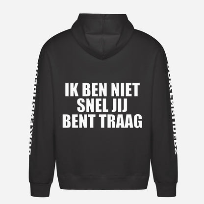 Ik Ben Niet Snel Jij Bent Traag Hoodie – achterkant met grote rugprint