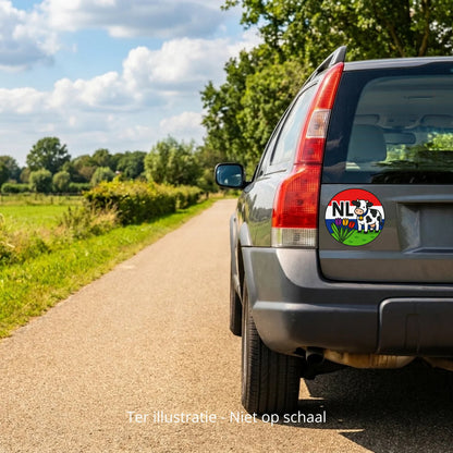 NL Landcode Sticker Nederland – Koe en Tulpen – formaatvoorbeeld