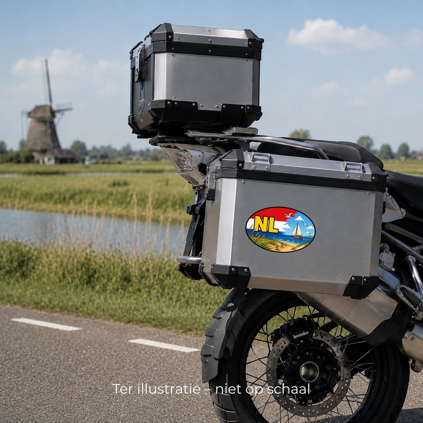 NL Landcode Sticker Noordzeestrand – Zeilboot, strand en duinen – detail van het ontwerp