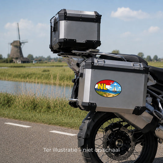 NL Landcode Sticker Noordzeestrand – Zeilboot, strand en duinen – detail van het ontwerp