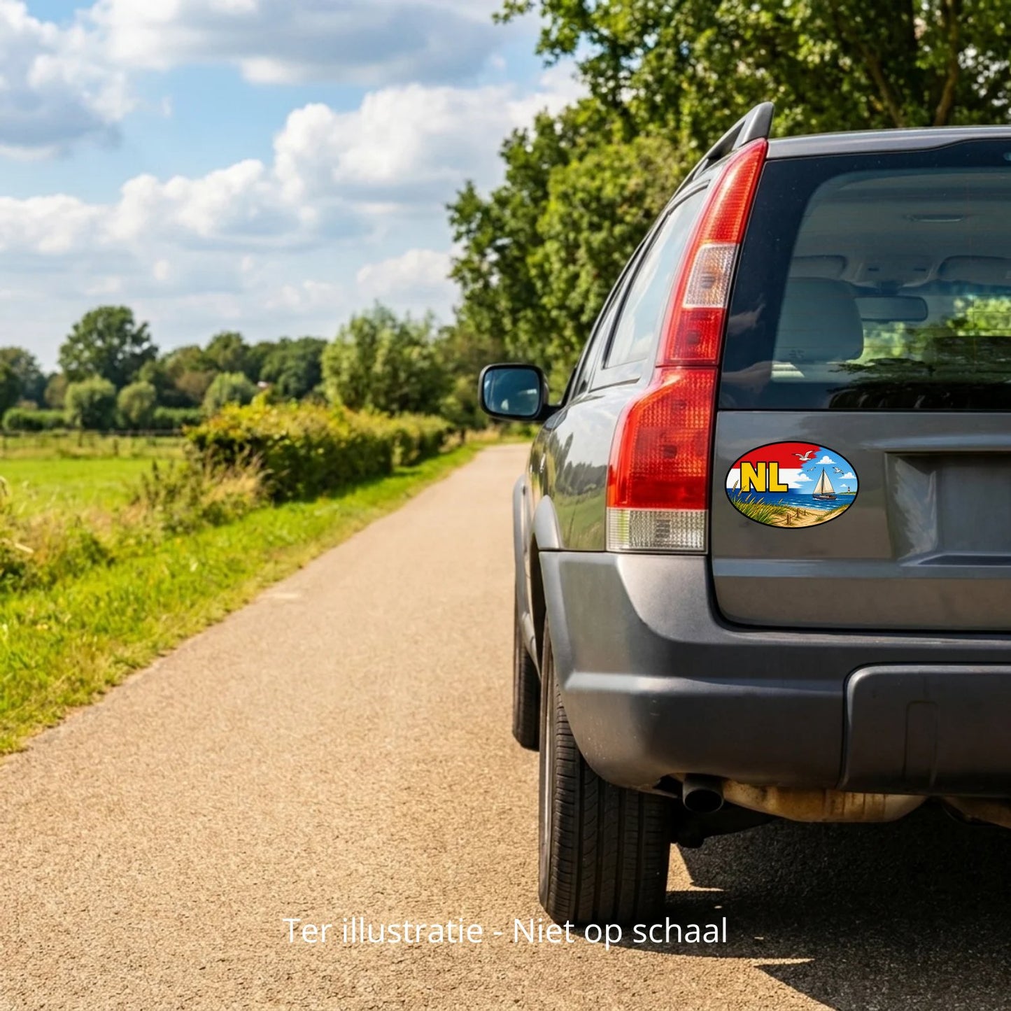 NL Landcode Sticker Noordzeestrand – Zeilboot, strand en duinen – formaatvoorbeeld