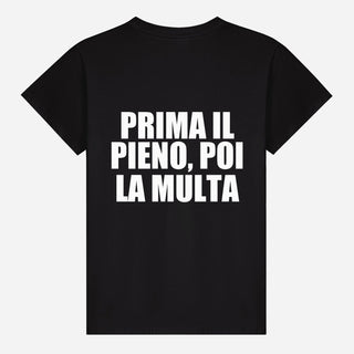 Prima il pieno, poi la multa T-shirt